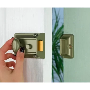 Yale Essentials Nightlatch Green